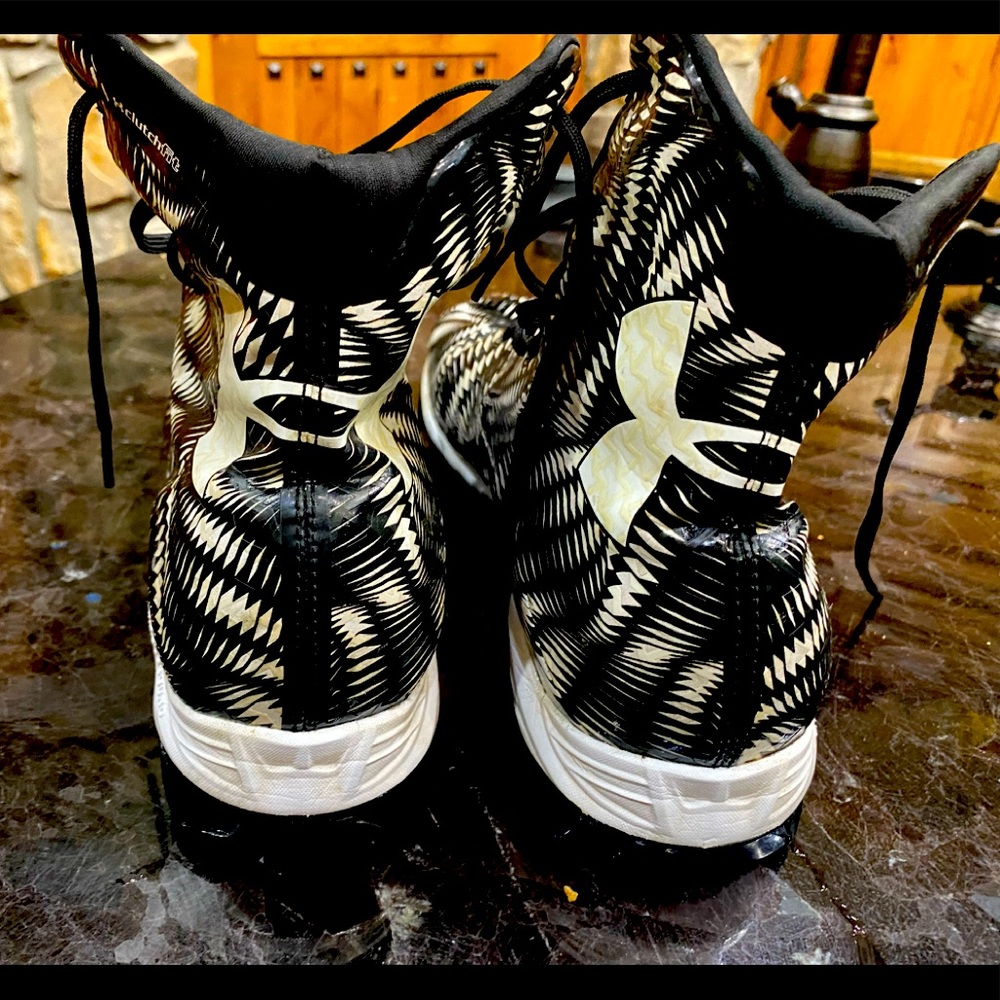 Boys/Mens black & White Highlight Under Armour Cletes